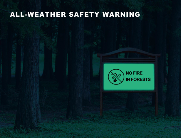 Almacenamiento de luz inorgánica Señal de advertencia auto-luminosa en bosque y pintoresco
