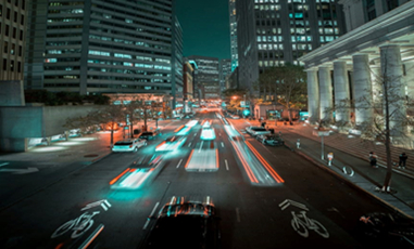 Aplicación de materiales auto-luminosos de almacenamiento de luz en carreteras permeables en ciudades de esponja